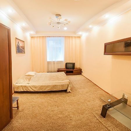 Апартаменти Вул Кониського 5 На 6 Осіб Біля Медичного Університету Lviv Exteriör bild