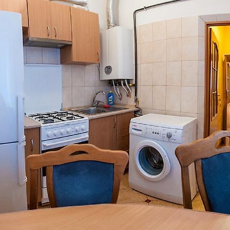 Апартаменти Вул Кониського 5 На 6 Осіб Біля Медичного Університету Lviv Exteriör bild