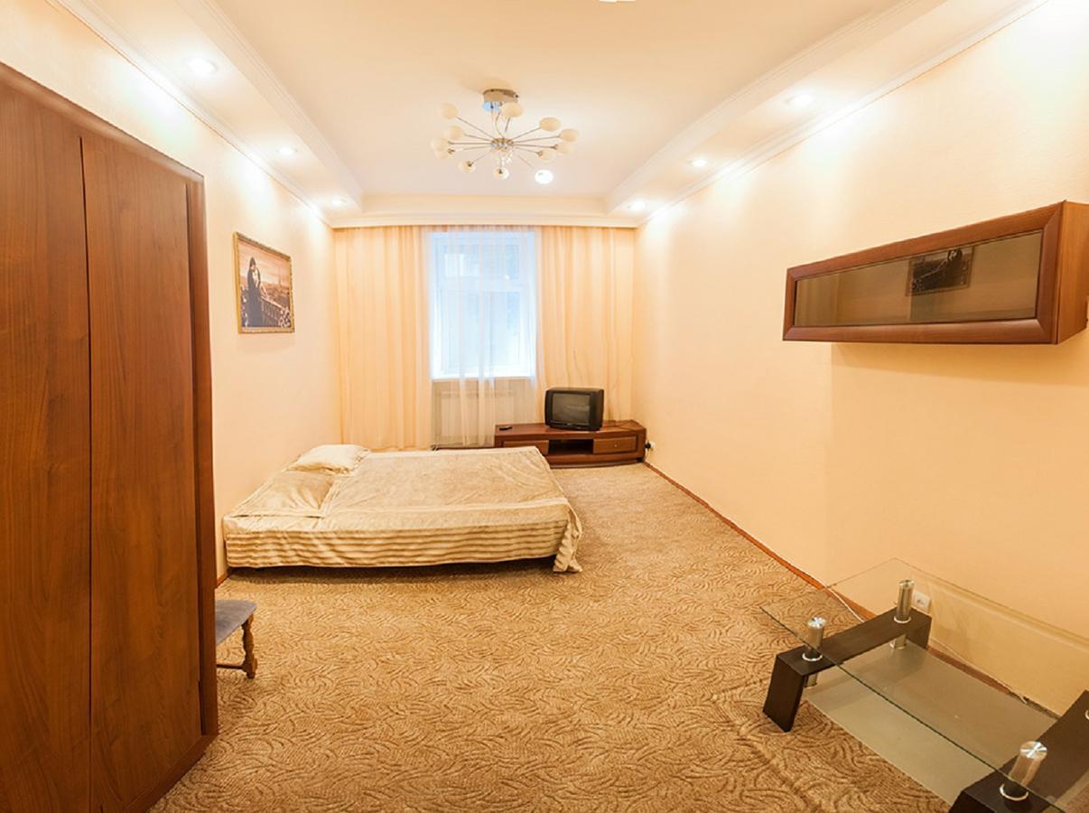 Апартаменти Вул Кониського 5 На 6 Осіб Біля Медичного Університету Lviv Exteriör bild